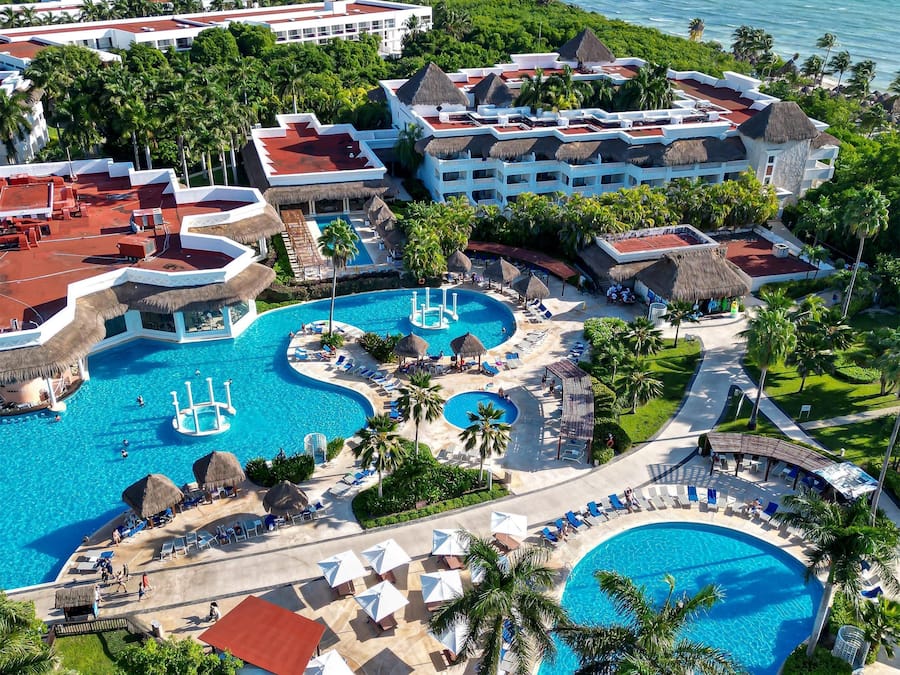 Piscina interna, 12 piscinas externas, barracas de cortesia, guarda-sóis