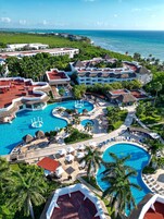 Una piscina techada, 12 piscinas al aire libre, camas de piscina gratis