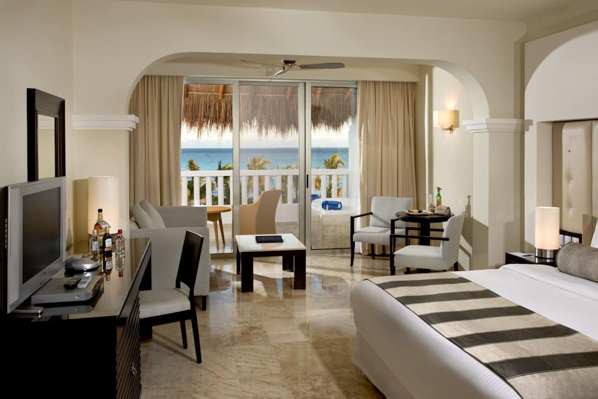 Suite (with 2 Jacuzzies) | Free minibar, in-room safe, desk, blackout drapes