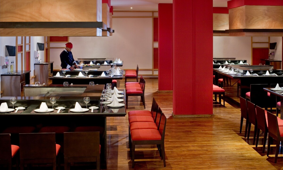 9 restaurants, breakfast, lunch, dinner served; international cuisine