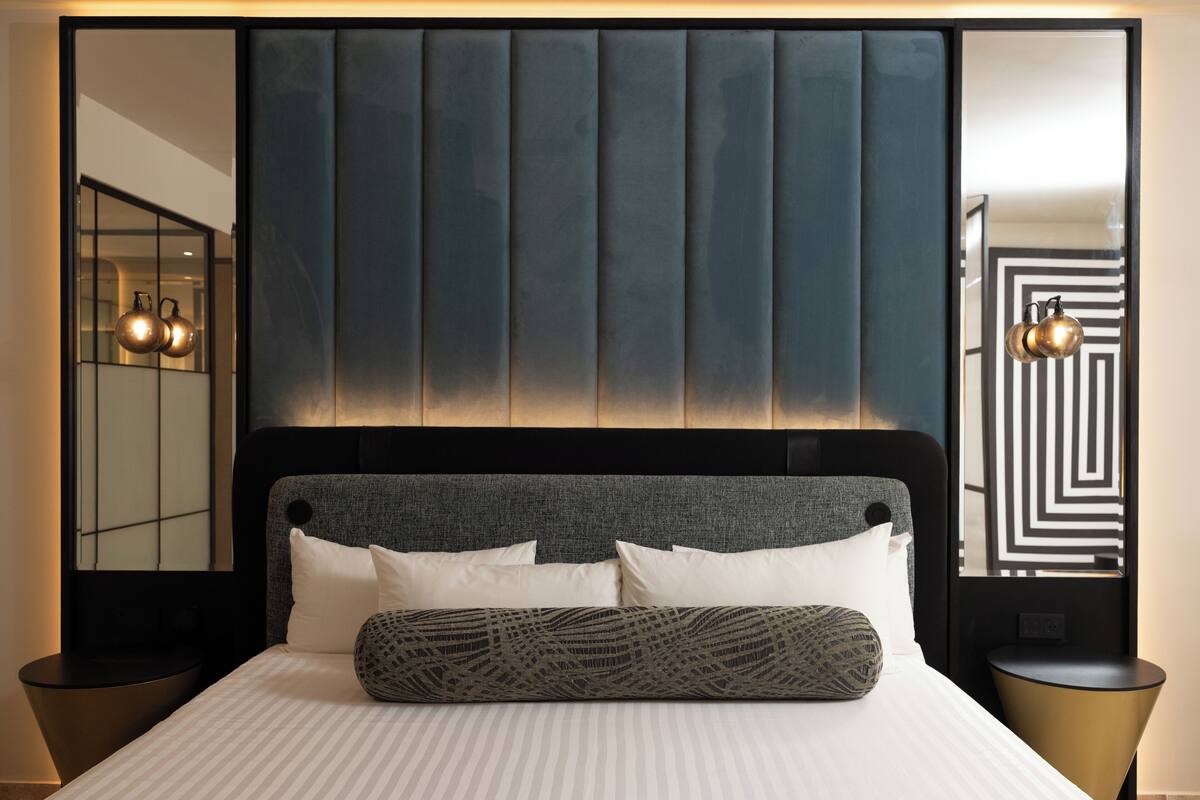 Minibar (free items), in-room safe, desk, blackout drapes