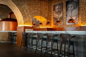 9 restaurantes, se sirven desayunos, comidas y cocina internacional