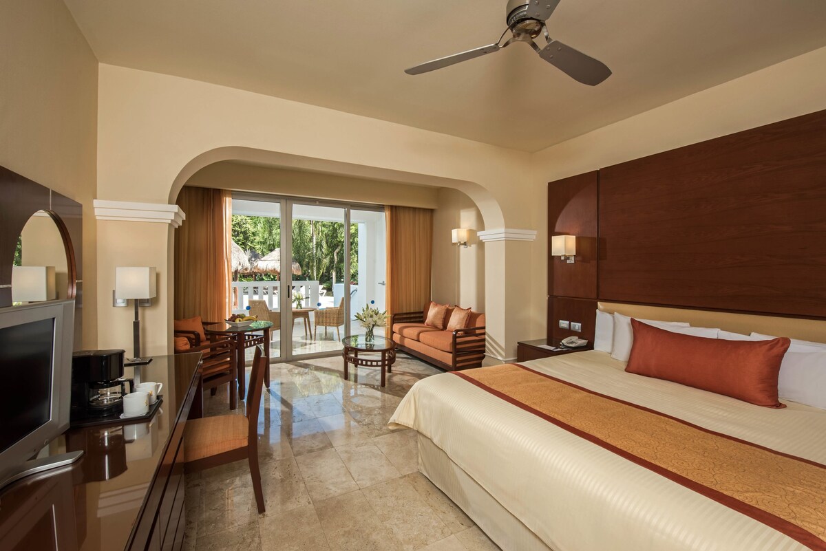 Deluxe Room, Pool Access (Pool View) | Free minibar, in-room safe, desk, blackout drapes