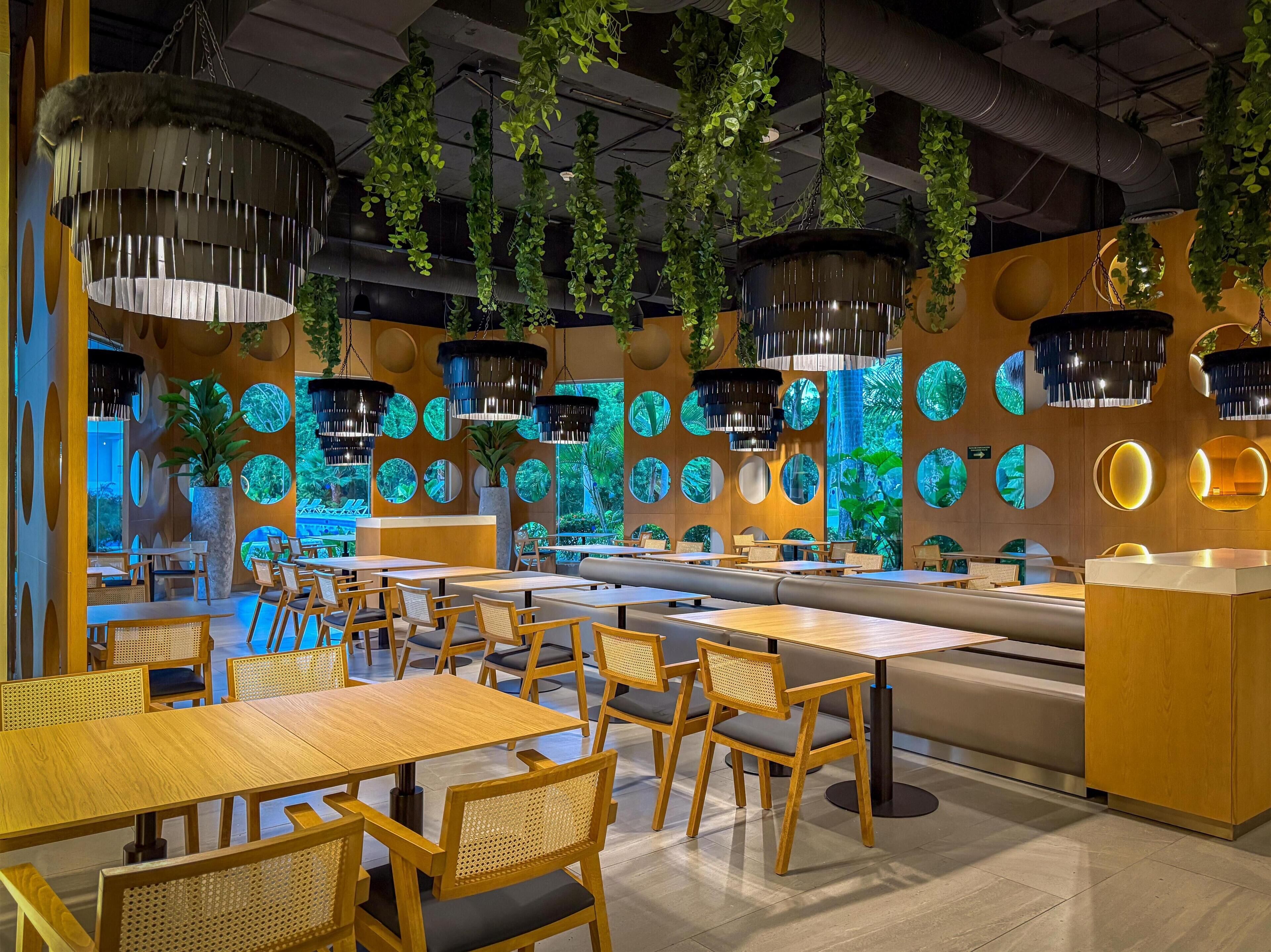 15 bars/lounges, 3 swim-up bars, 3 poolside bars, 2 beach bars