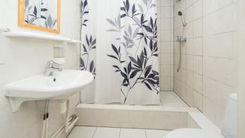 Chambre Triple Standard | Salle de bain | Douche, serviettes fournies