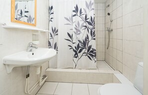 Kamar Triple Standar | Kamar mandi | Shower dan handuk