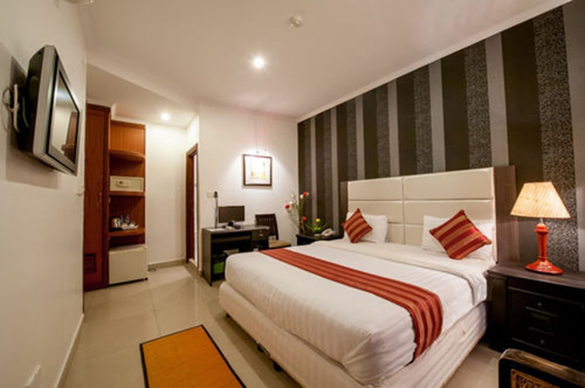 Premium bedding, in-room safe, individually decorated