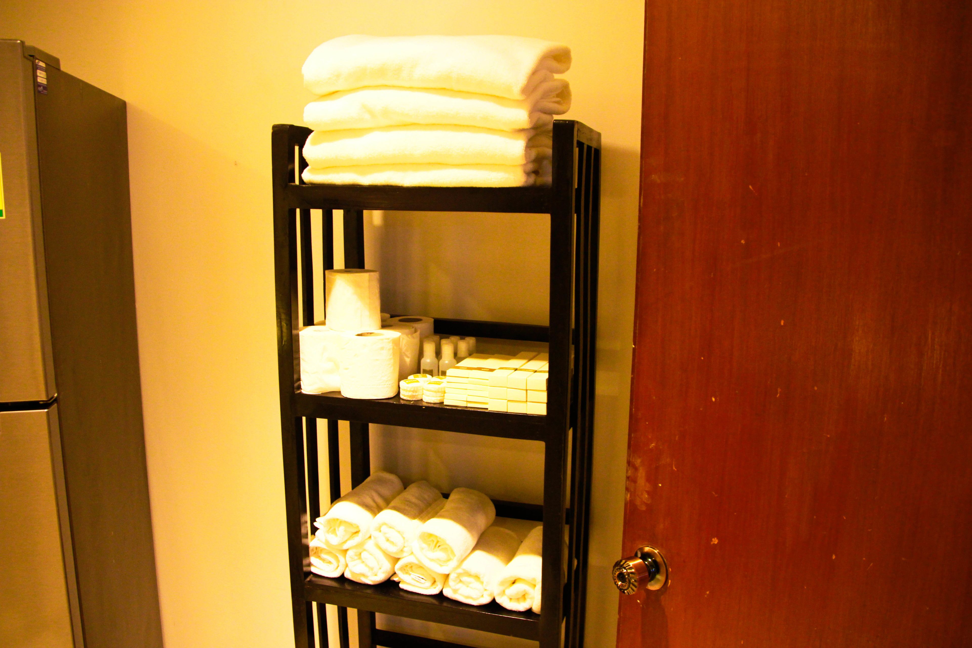 Signature Suite, 2 Bedrooms, Connecting Rooms | Bilik Mandi | Pancuran mandi, kelengkapan dandanan diri percuma, tuala disediakan 