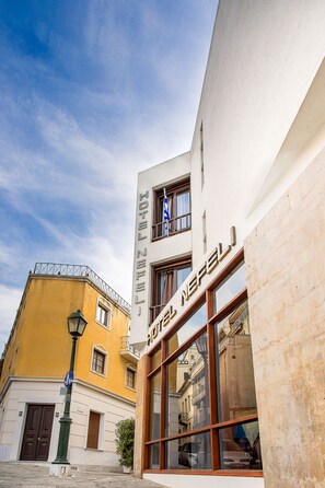 L’hôtel Nebel se trouve dans une rue étroite, entre un immeuble jaune et un immeuble blanc doté de grandes fenêtres.