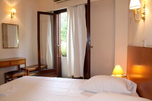 객실 내 금고, 책상, 암막 커튼, 방음 설비