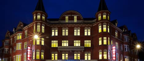 Façade de lâhĂ©bergement - soirĂ©e/nuit