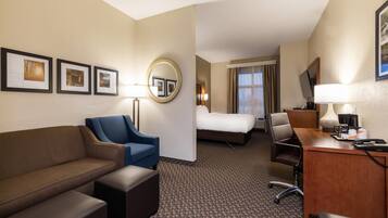 Suite, non fumatori (1 King Bed) | Materassi a doppio strato, una scrivania, postazione laptop