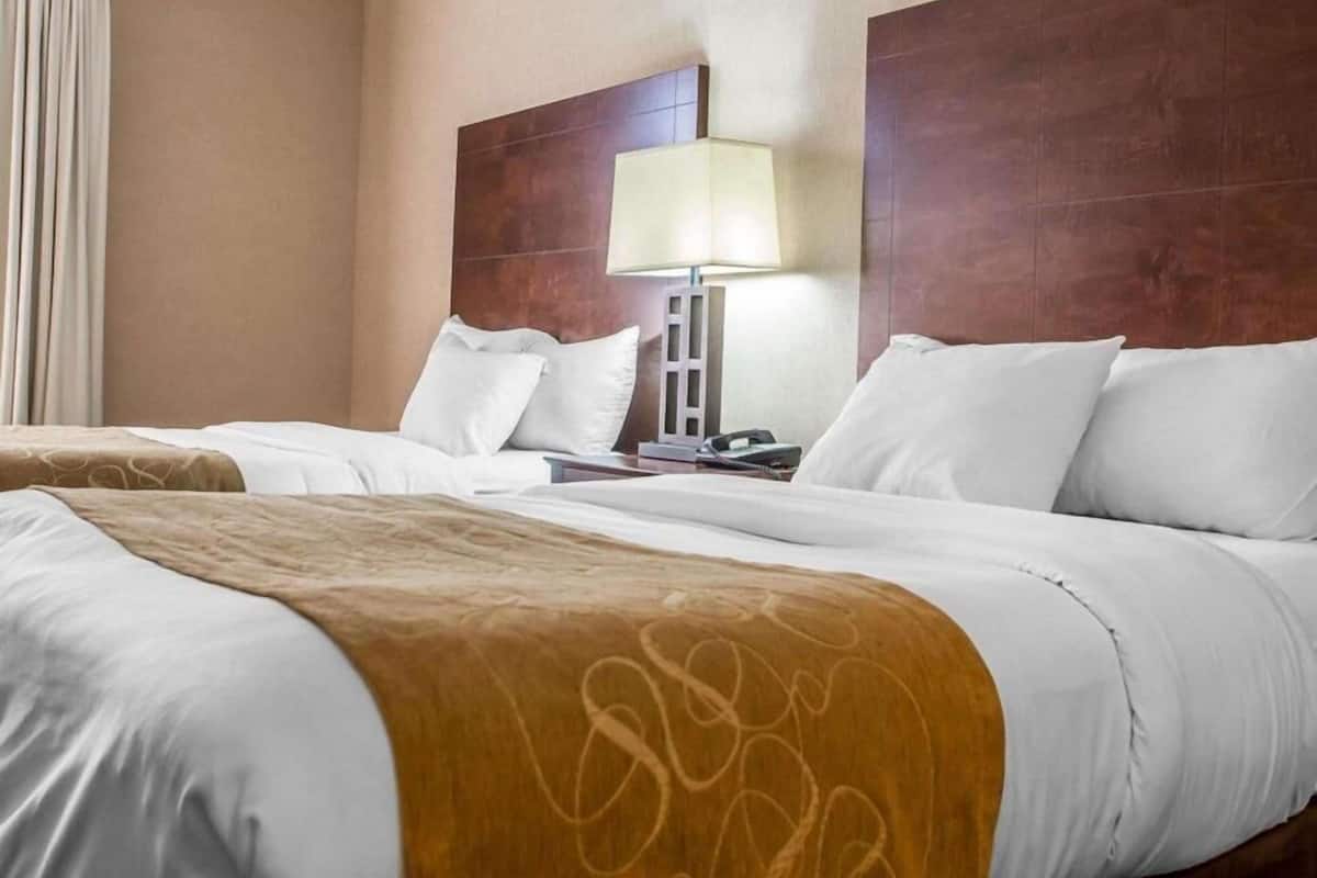 Bäddmadrasser, skrivbord, arbetsyta för laptop och strykjärn/strykbräda