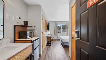 Escritorio, espacio para trabajar con laptop, wifi gratis y despertador