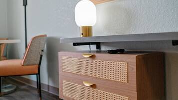 Un interior moderno con un escritorio de madera, una lámpara y una silla.
