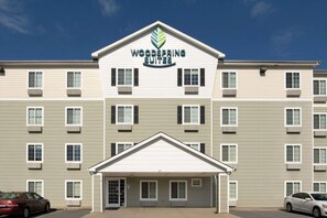 A multi-story hotel with a central entrance and a sign reading "Woodspring Suites". - WoodSpring Suites Clarksville Ft Campbell (Clarksville)