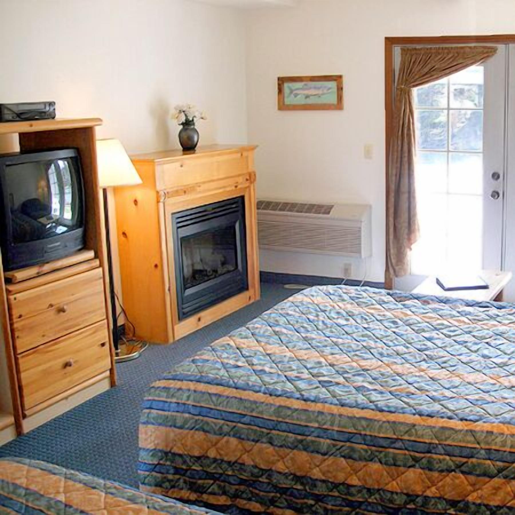 1 bedroom, desk, cots/infant beds, rollaway beds