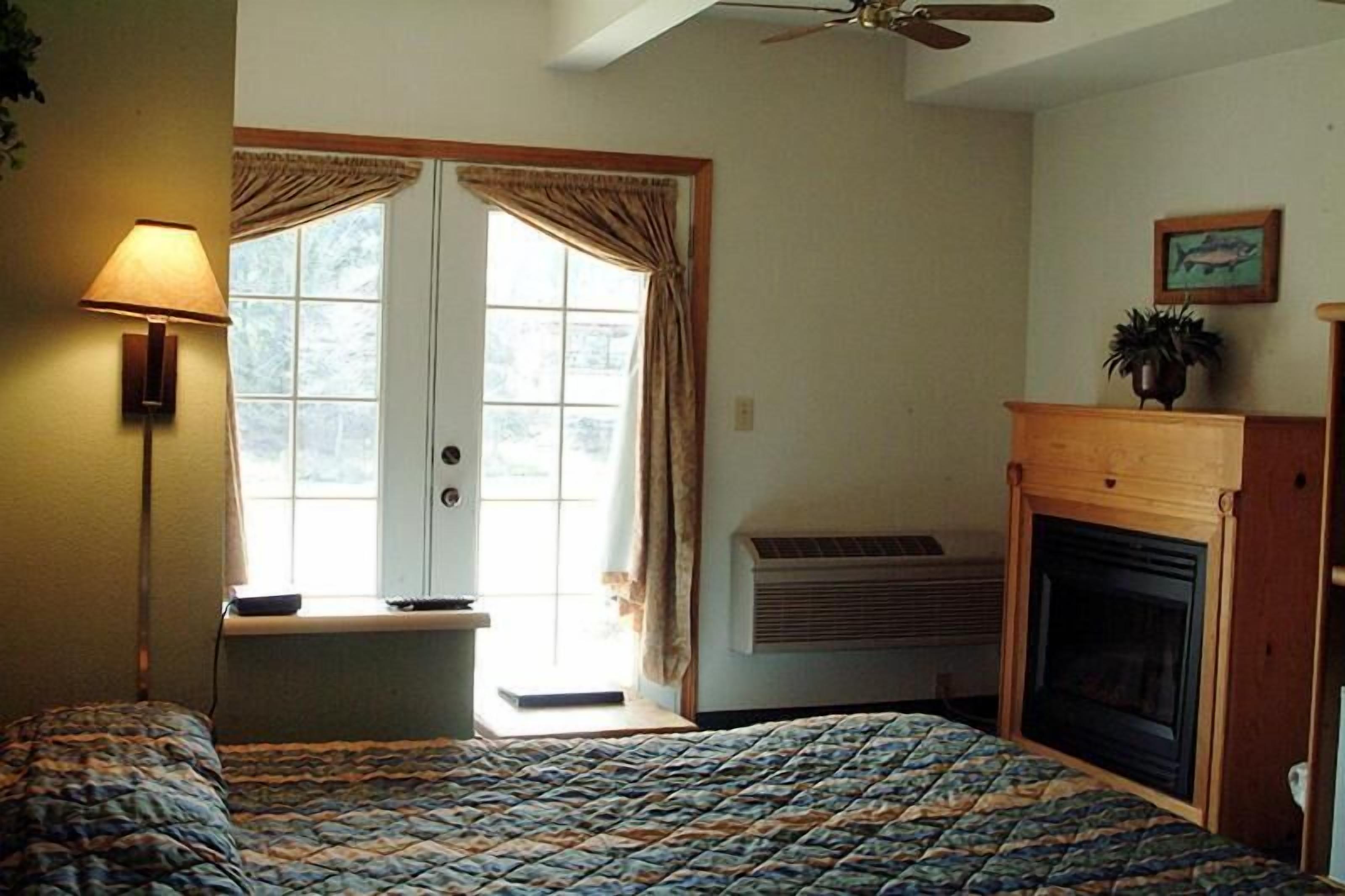 1 bedroom, desk, cots/infant beds, rollaway beds