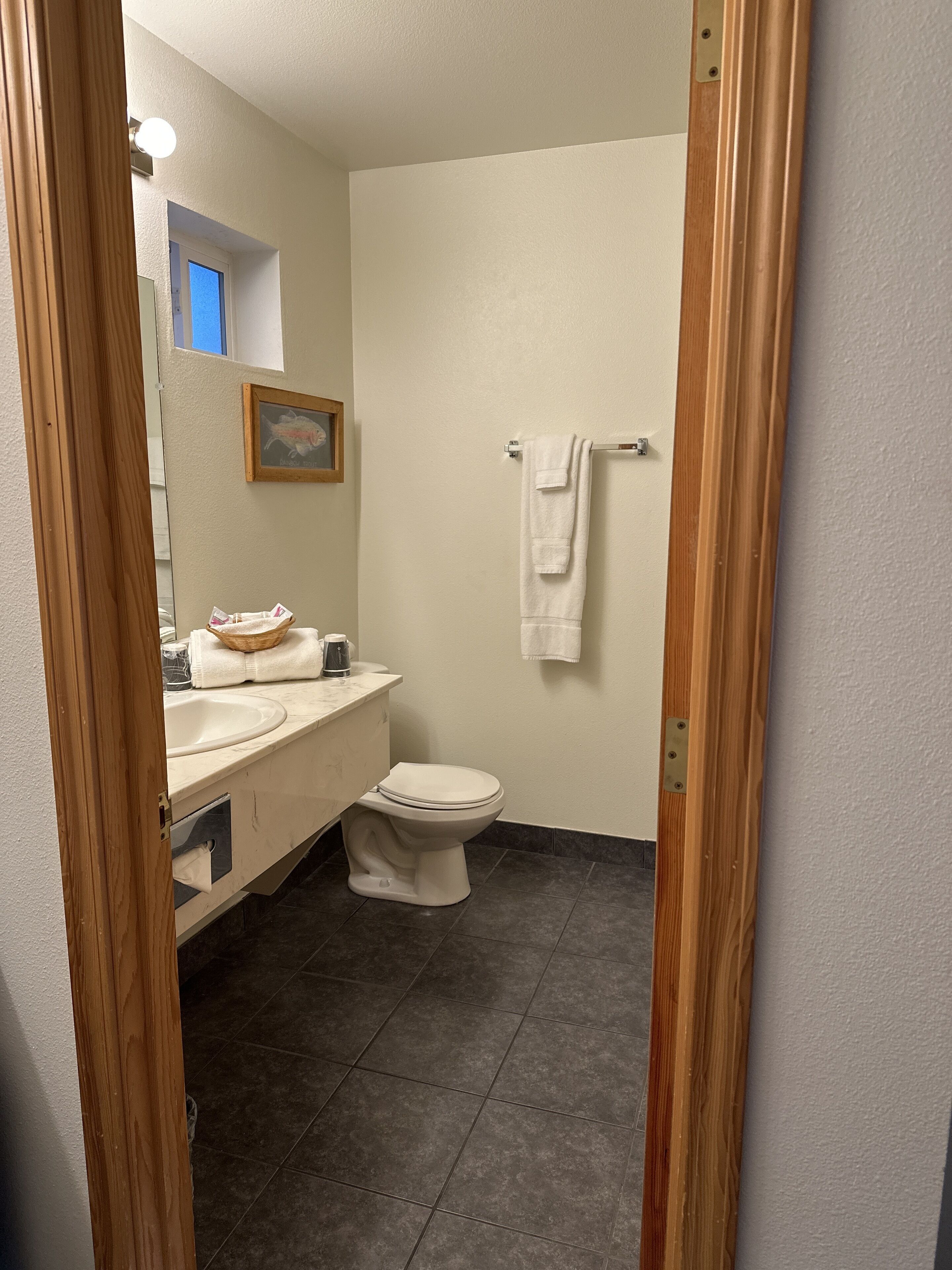 one king bed nonsmoking | bathroom | combined shower/bathtub, towels