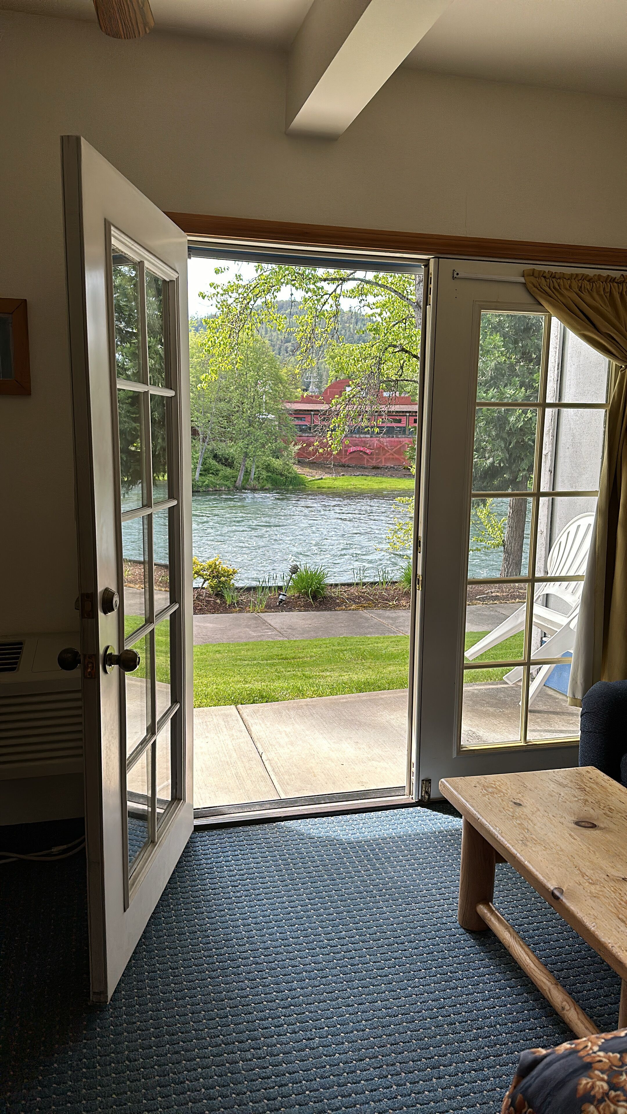 貴賓客房 | 書桌、嬰兒床 (收費)、摺床/加床 (收費)、床單