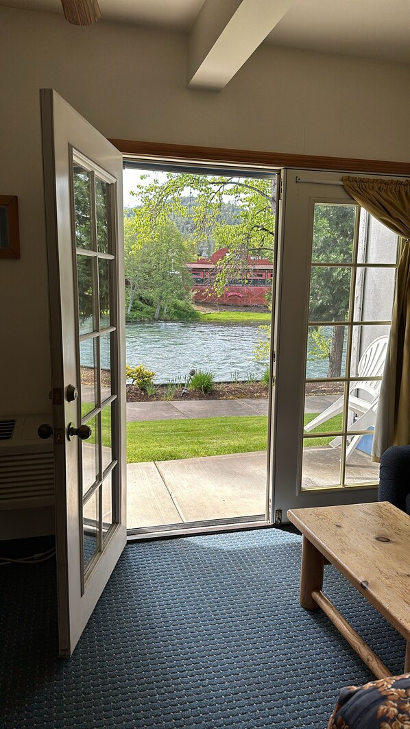 VIP | Escritorio, cunas, camas extra y ropa de cama