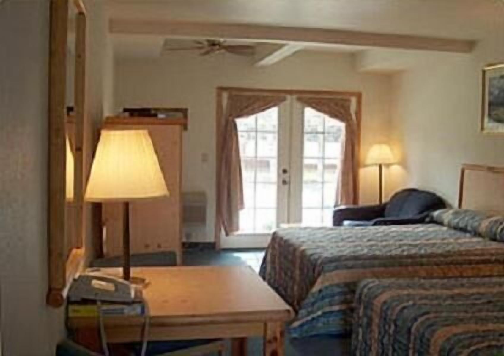 1 bedroom, desk, cots/infant beds, rollaway beds