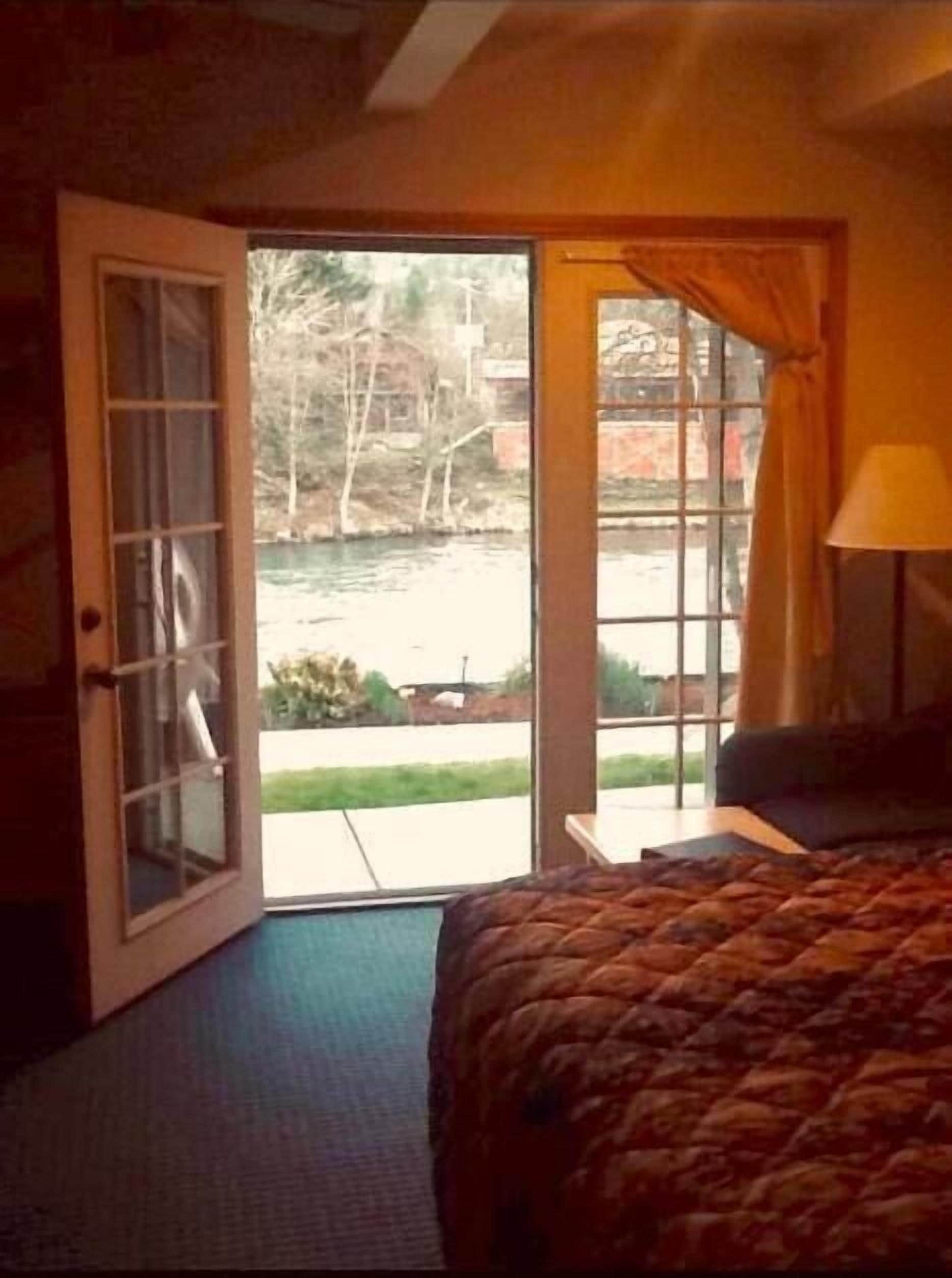 1 bedroom, desk, cots/infant beds, rollaway beds