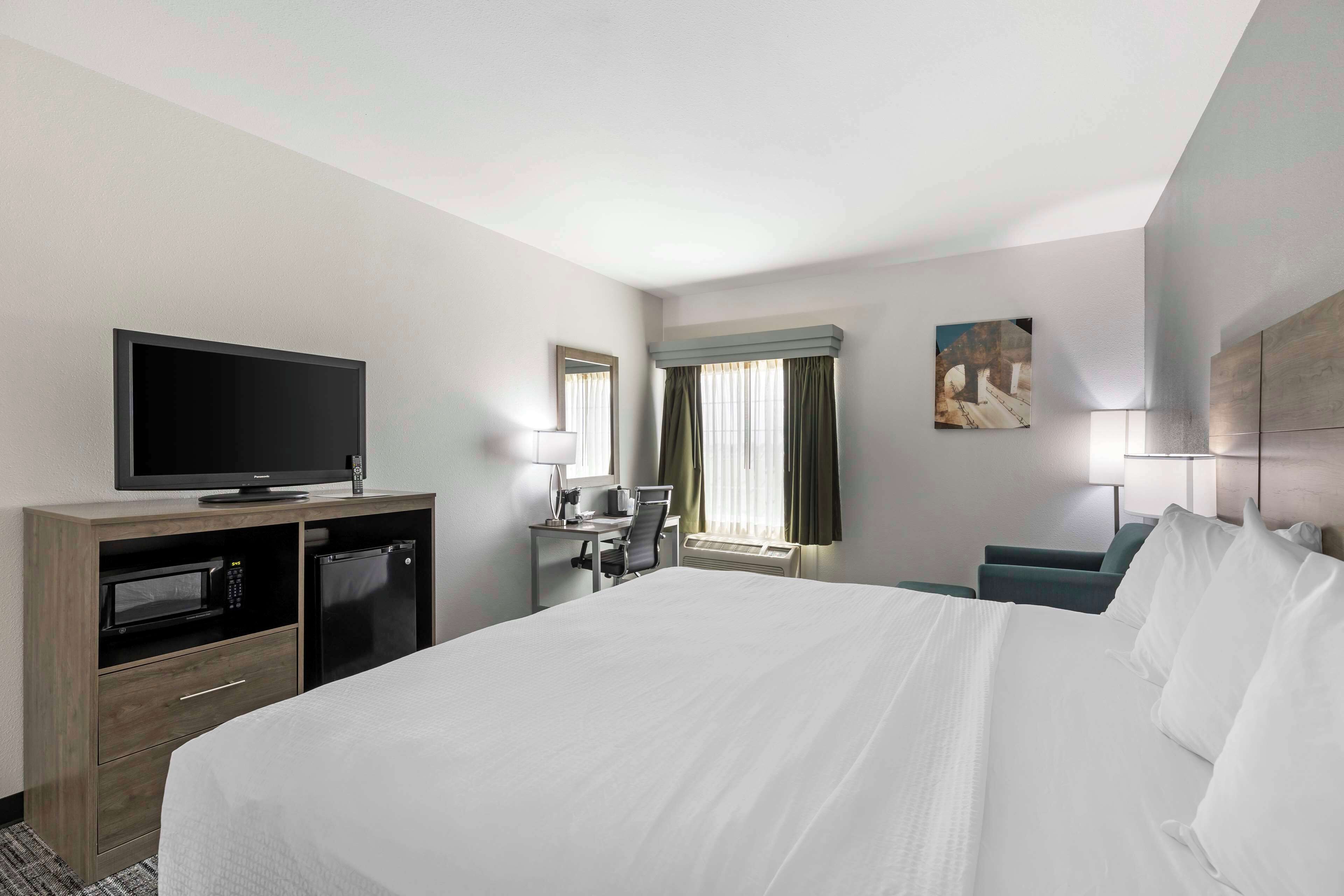 standard room, 1 king bed, non smoking, refrigerator & microwave | pillow-top beds, desk, laptop workspace, blackout curtains