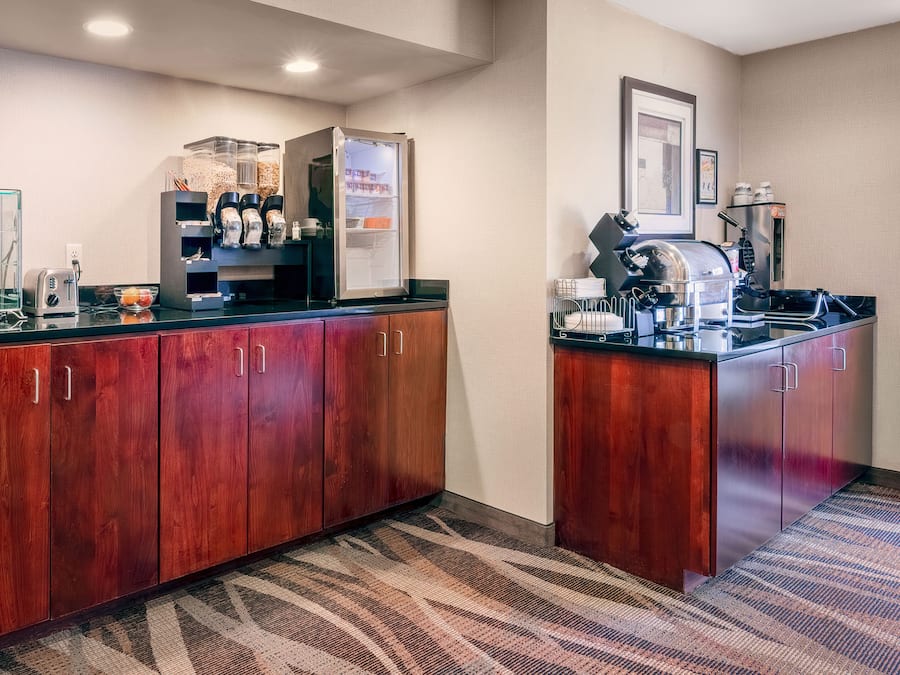 Bao gồm bữa sáng tự phục vụ hàng ngày