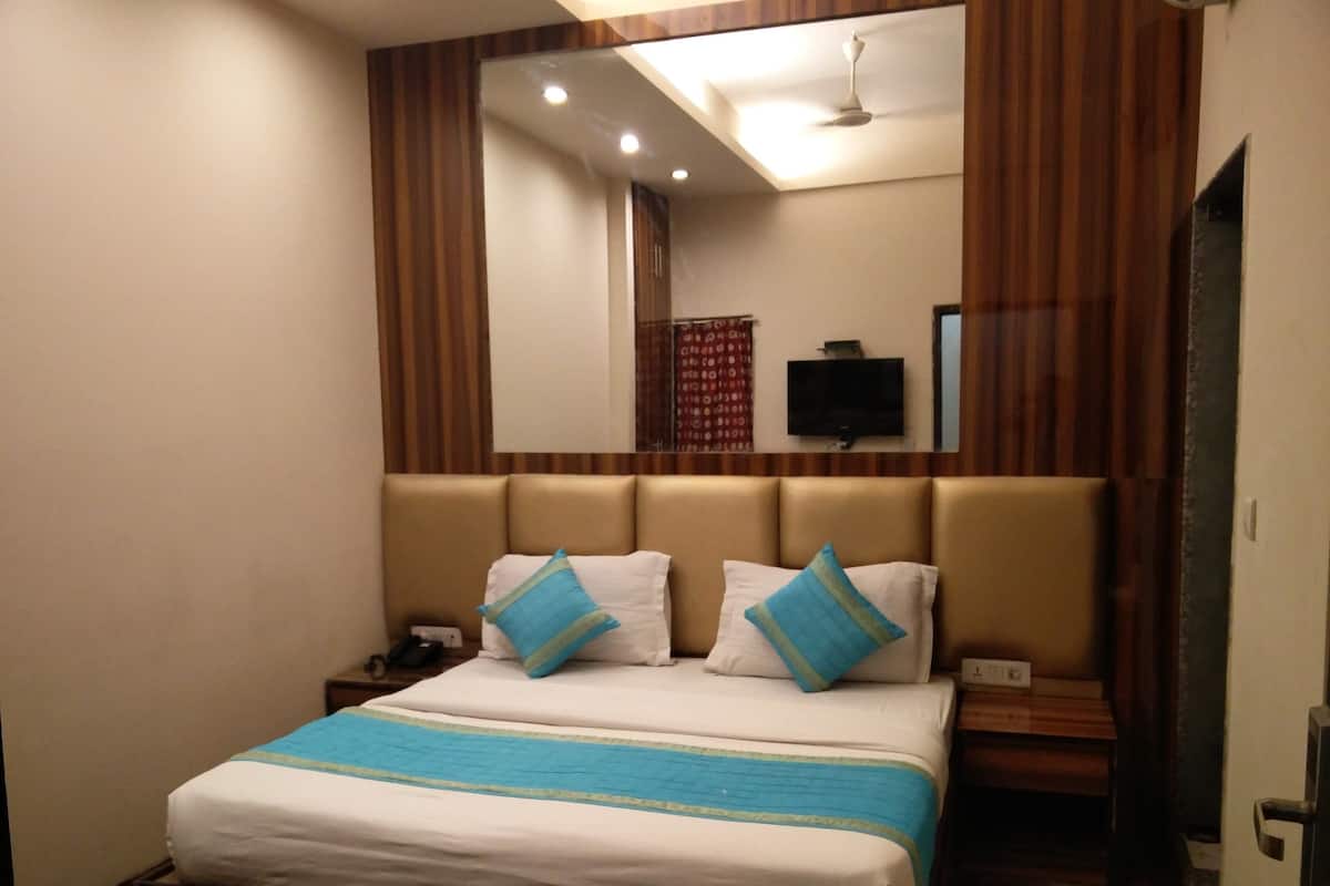 Premium bedding, Select Comfort beds, in-room safe