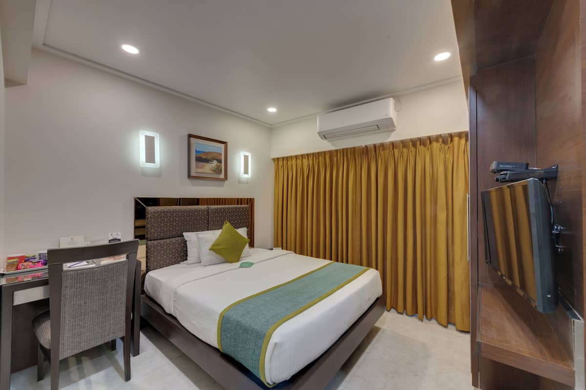 Kamar Standar | Bantalan ekstra lembut, brankas, meja kerja, dan tirai kedap cahaya