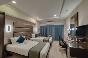 Deluxe Oda | Yastık yüzeyli yatak, odada kasa, masa, güneşlik/perde 