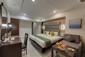 Camas com colchões pillow-top, cofres nos quartos, escrivaninha