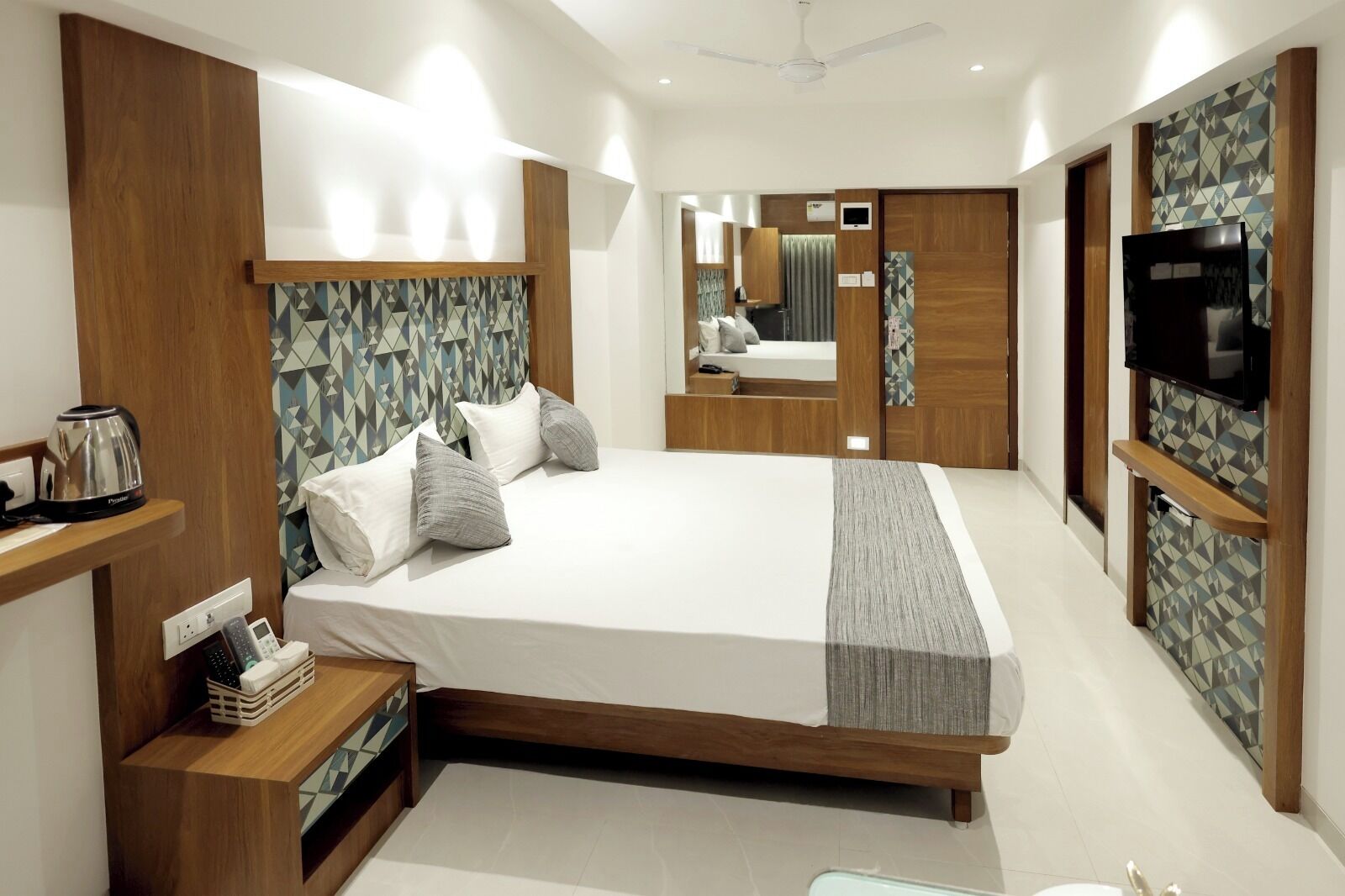 Deluxe Room | Minibar, blackout drapes, WiFi