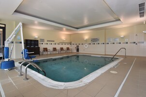 Una piscina techada, sillones reclinables de piscina
