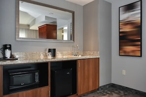 Desk, laptop workspace, iron/ironing board, free WiFi - Courtyard Marriott Concord (Concord)