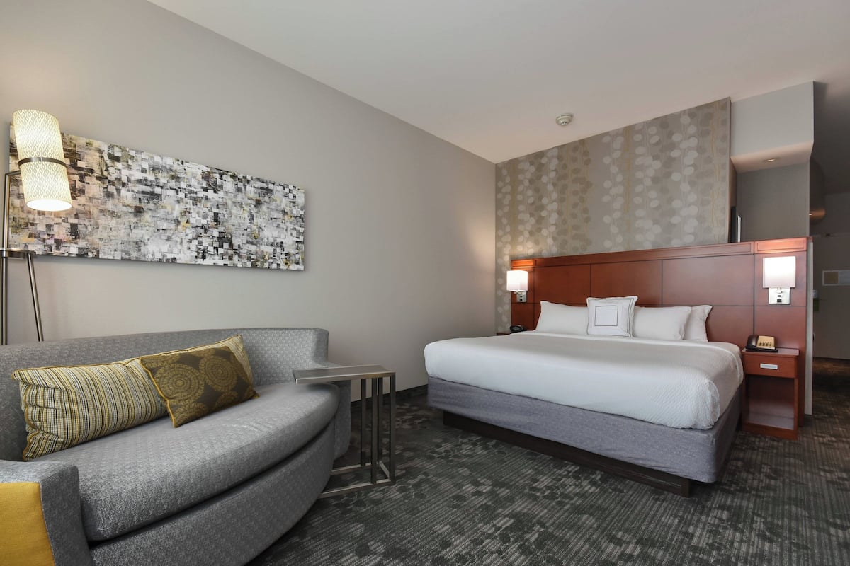 مكتب ومساحة عمل للكمبيوتر المحمول ومكواة/لوح كي وواي فاي مجانًا