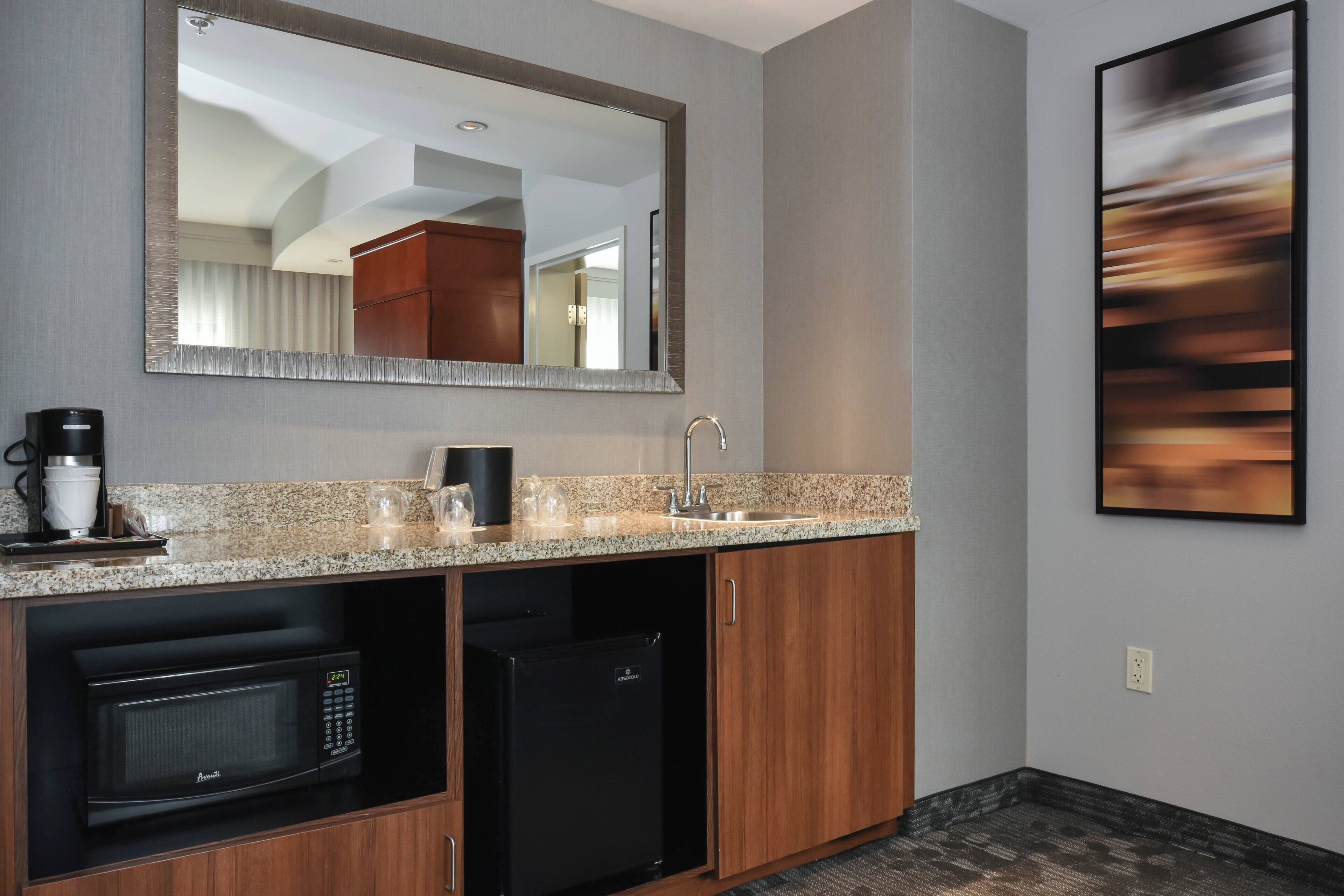 Suite, 1 King Bed with Sofa bed | Bar (on property)
