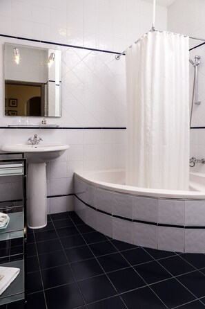 Standard Room, 1 Double Bed, Air conditioning, Courtyard View | Bathroom | Hair dryer, towels, soap, shampoo - Quinta do Covanco (Alenquer)