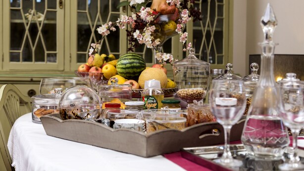 A buffet table with various food items and a decorative centerpiece. - Quinta do Covanco (Alenquer)