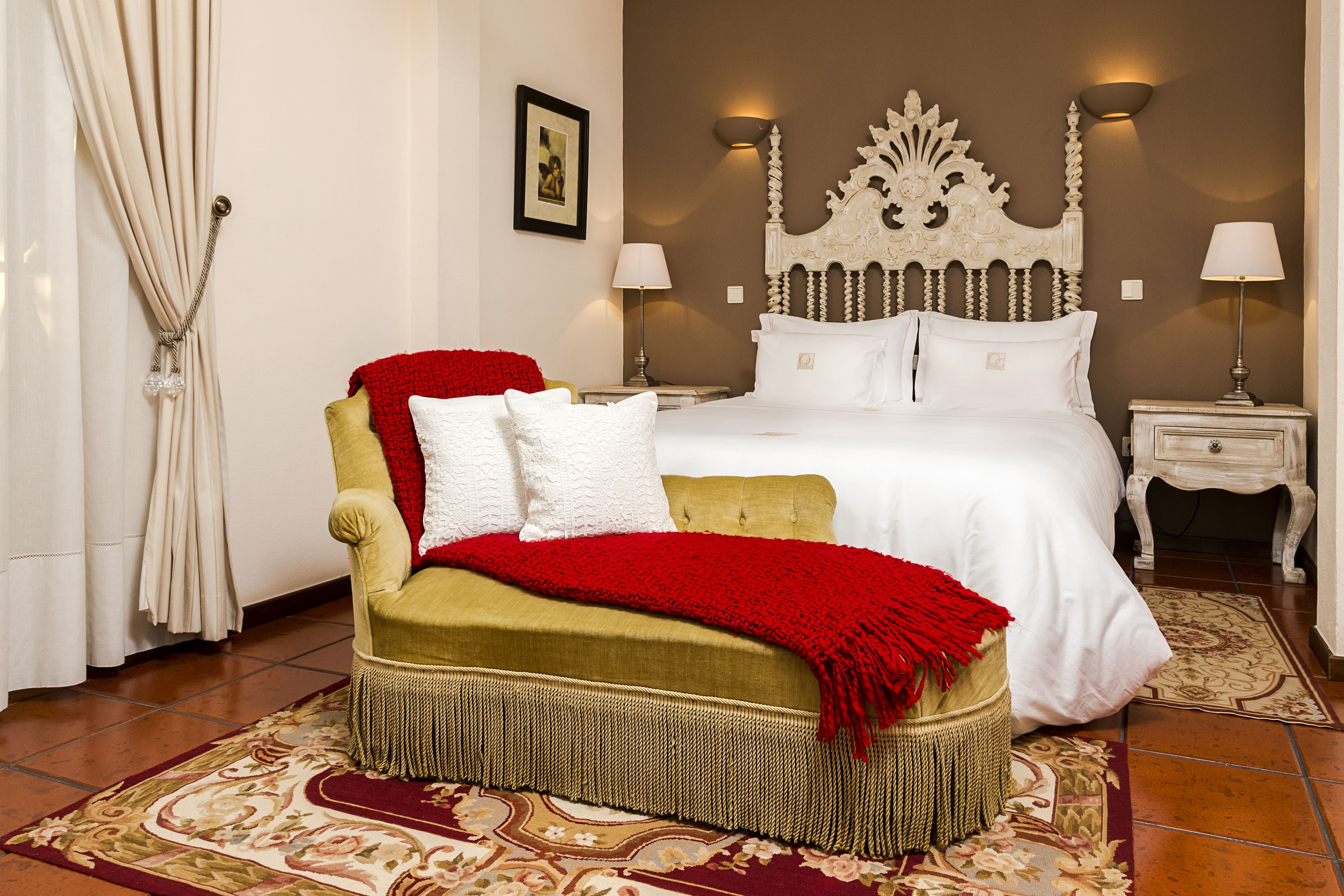 스탠다드룸, 더블침대 1개, 에어컨, 마당 전망 | 각각 다른 스타일의 인테리어, 각각 다르게 가구 비치, 책상, 방음 설비