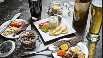 Petit déjeuner, déjeuner et dîner servis sur place