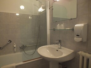 Habitación estándar, 1 cama doble, no fumadores | Baño | Bañera profunda, cabezal de ducha con hidromasaje y secador de pelo