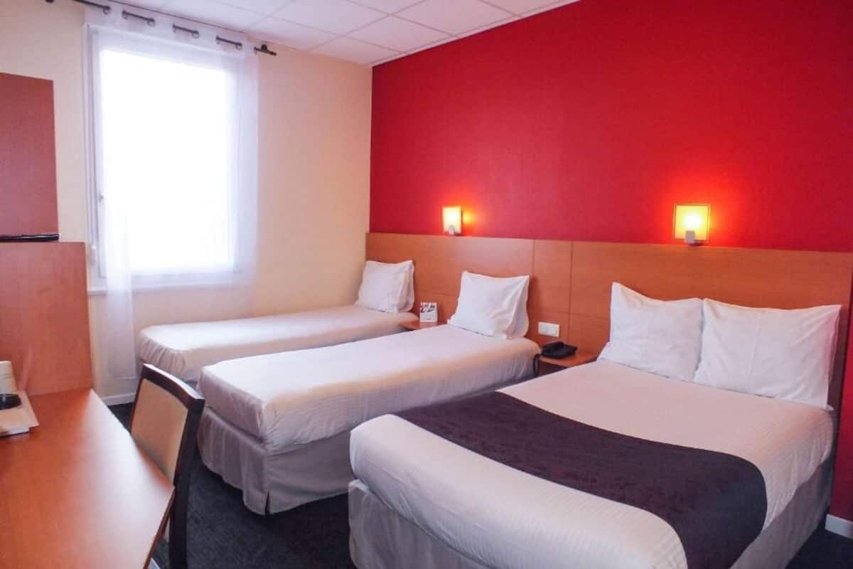 Comfort Quadruple Room | Desk, soundproofing, bed sheets