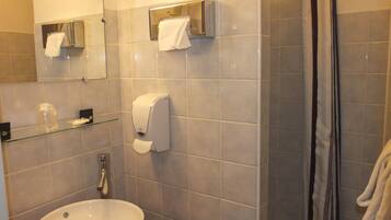 Chambre Standard, 1 lit une place, non-fumeurs | Salle de bain | Baignoire relaxante profonde, douche hydromassante, sèche-cheveux