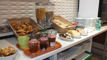 Petit déjeuner buffet (12 EUR par personne)