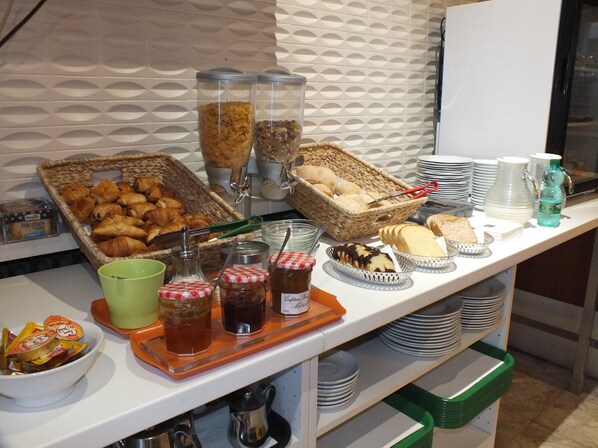 Petit déjeuner buffet (12 EUR par personne)