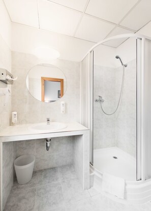 슈피리어 싱글룸 | 욕실 | 무료 세면용품, 헤어드라이어, 타월