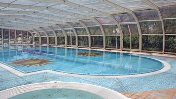 Sisäuima-allas, ulkouima-allas, aurinkovarjoja, aurinkotuoleja