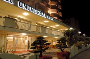 Front of property - evening/night - Hotel Universal (Cervia)